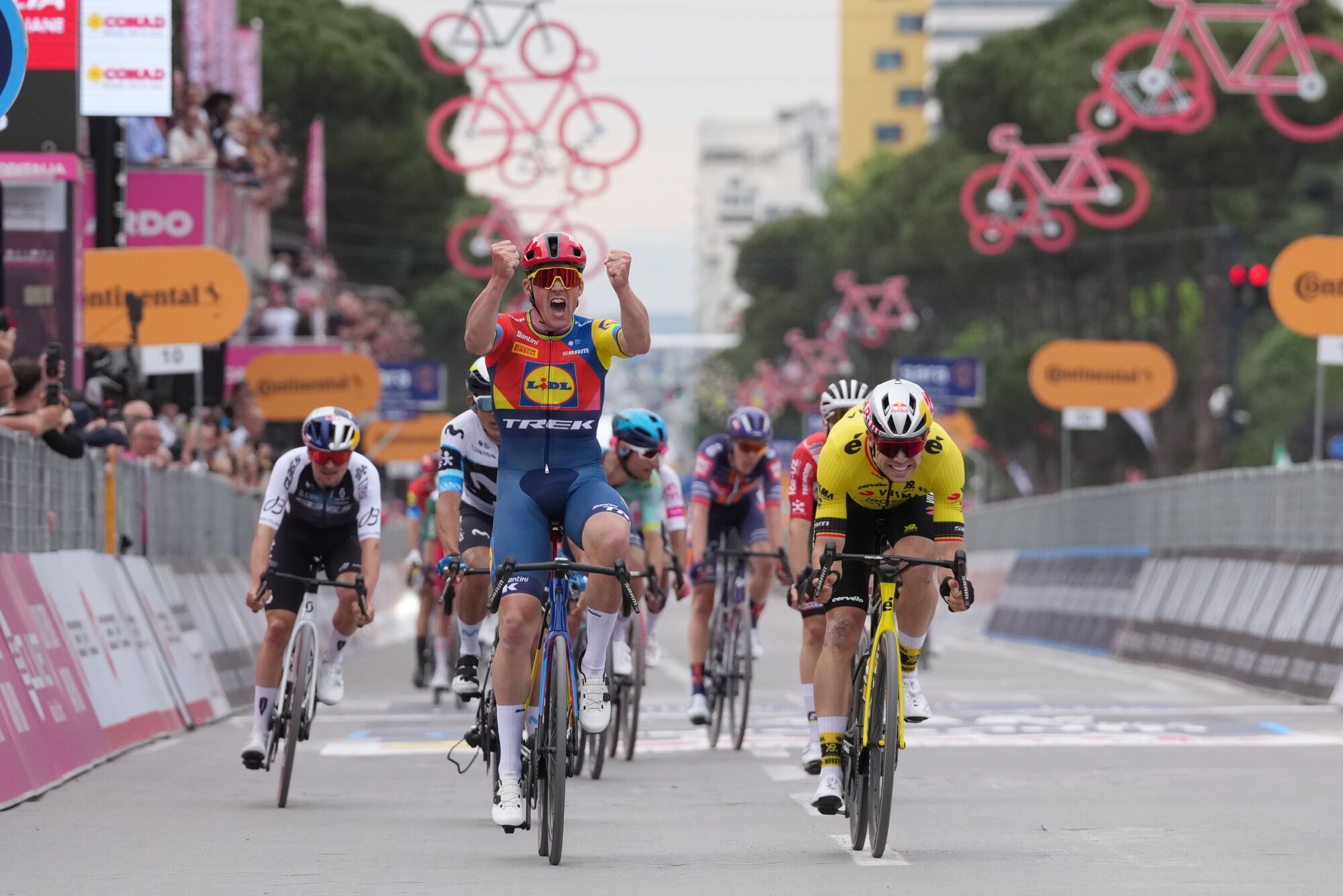 09 May 2025, Albania, Tirana: Danish cyclist Mads Pedersen of Lidl-Trek team celebrates as he crosses the finish line to win the first stage of the 108th Giro d'Italia cycling race, 160km from Durres to Tirana. Photo: Gian Mattia D'alberto/LaPresse via ZUMA Press/dpa Gian Mattia D'alberto/LaPresse v / DPA 09/05/2025 ONLY FOR USE IN SPAIN. Gian Mattia D'alberto/LaPresse v / DPA;sports;cycling;2025 Giro d'Italia - Stage 1;