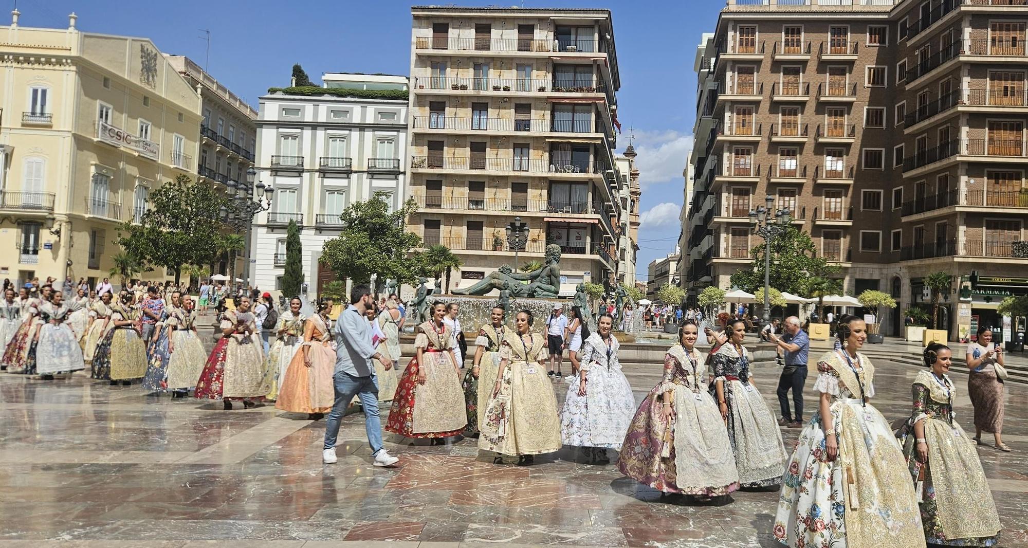 Baño de multitudes de las candidatas a Fallera Mayor de València 2025