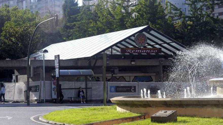 Fachada de la antigua cafetería El Remanso frente a la fuente de Cuatro Caminos.