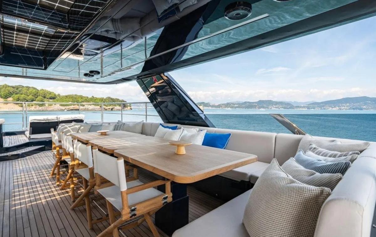 Galería: 'Petite Belle', el catamarán de 16,5 millones que no pasa desapercibido en el puerto de Ibiza