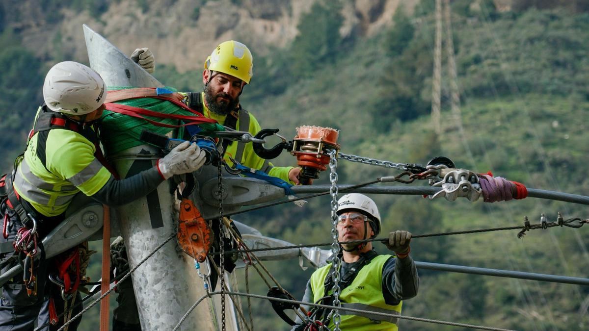 Así se instala el nuevo puente colgante del Caminito del Rey