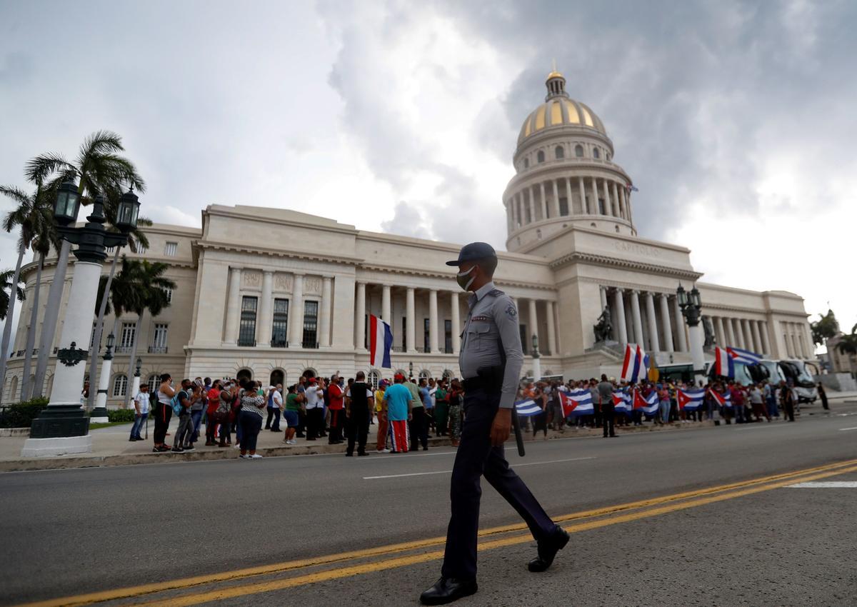 Simpatizantes del gobierno de Miguel Diaz-Canel se manifiestan frente al Capitolio, sede de la Asamblea Nacional, en La Habana. 