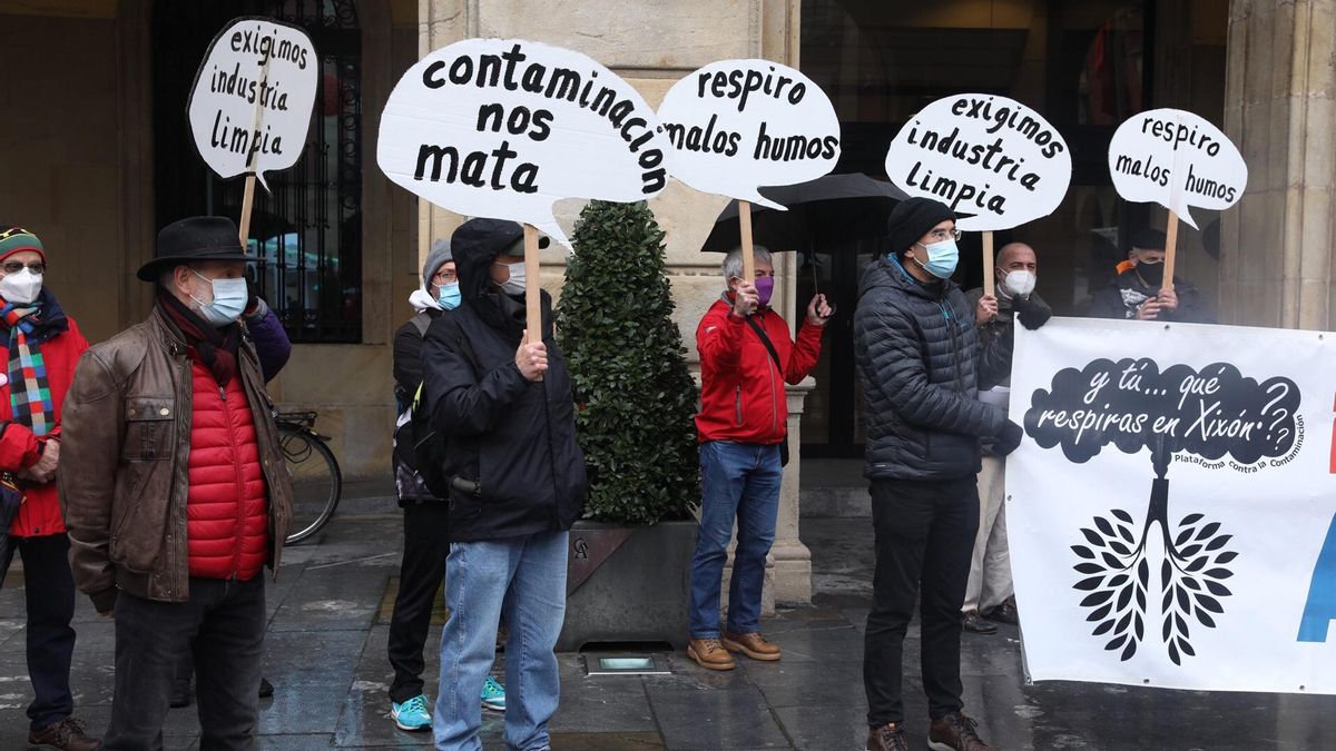 Concentración en la plaza Mayor contra la contaminación en Gijón.