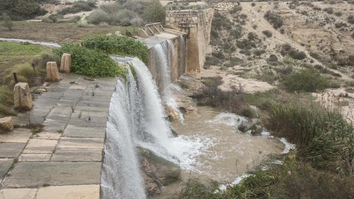 La lluvia llena el río Seco en Mutxamel