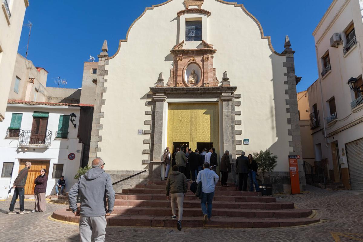 Cofrades, al entrar en la ermita.