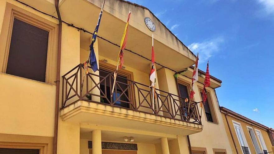 Banderas con crespones negros en el Ayuntamiento de Malva.