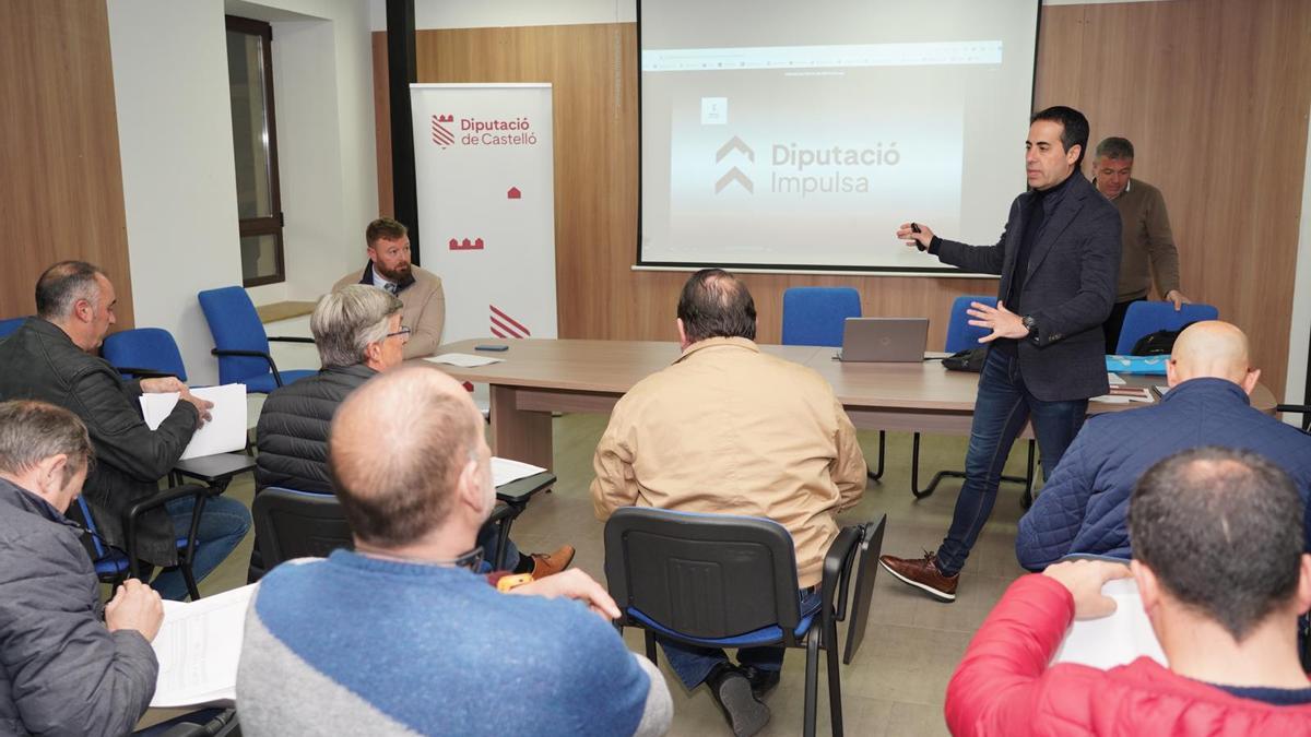 El vicepresidente y responsable del Área de Buen Gobierno de la Diputación de Castellón, Héctor Folgado, en una de las primeras reuniones de presentación del Plan Impulsa