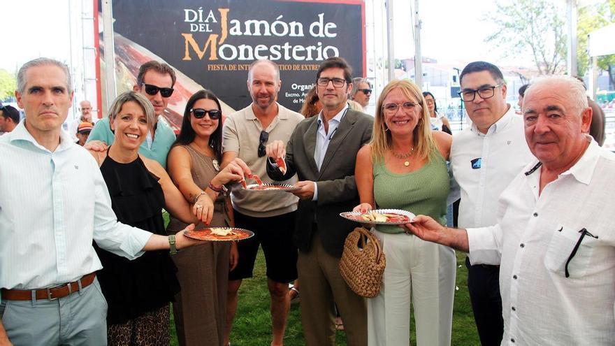 El Jamón de Monesterio reúne a miles de visitantes en una fiesta que cumple 35 años