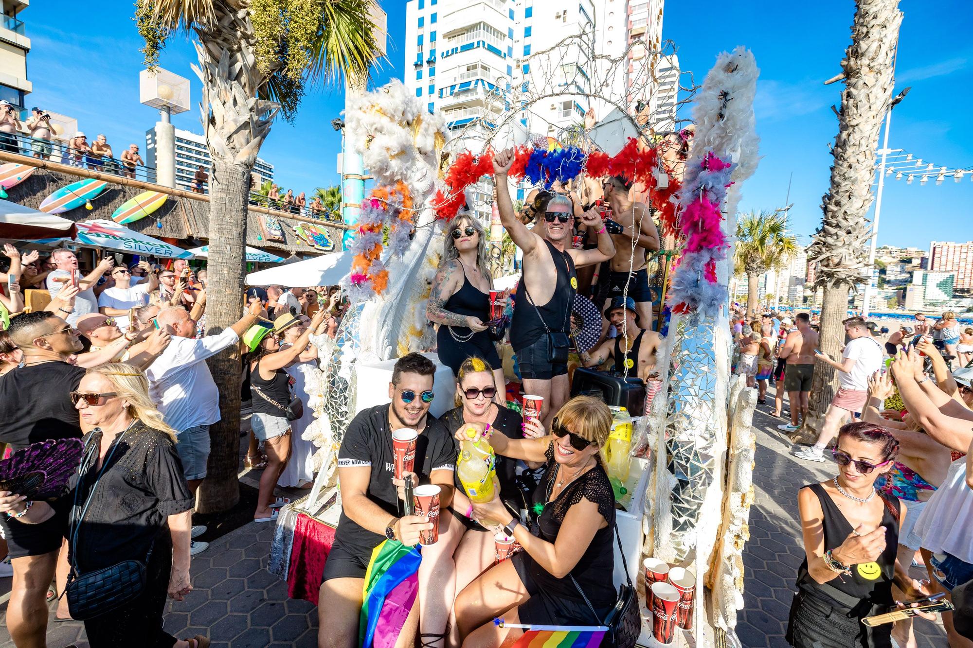 Como en ediciones anteriores, The Parade ha comenzado esta tarde desde el Rincón de Loix, recorriendo el Paseo de la Playa de Levante Levante y un tramo de la avenida Mediterráneo hasta alcanzar el auditorio Julio Iglesias del Parque de l’Aigüera donde se ha continuado la fiesta.