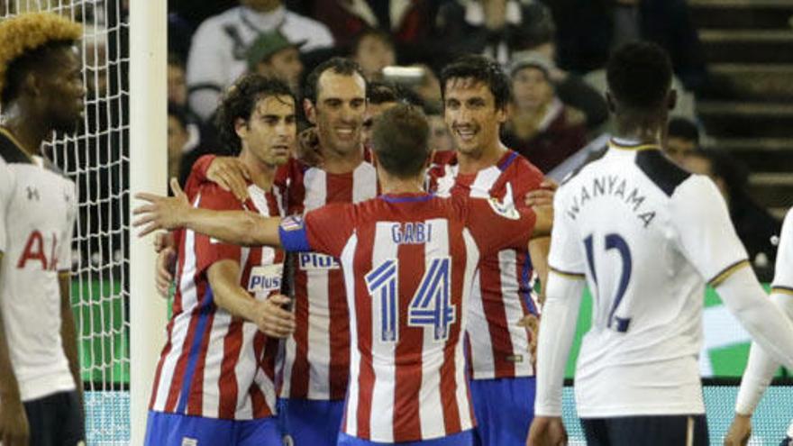 Jugadores del Atleti celebran su tanto frente al Tottenham.