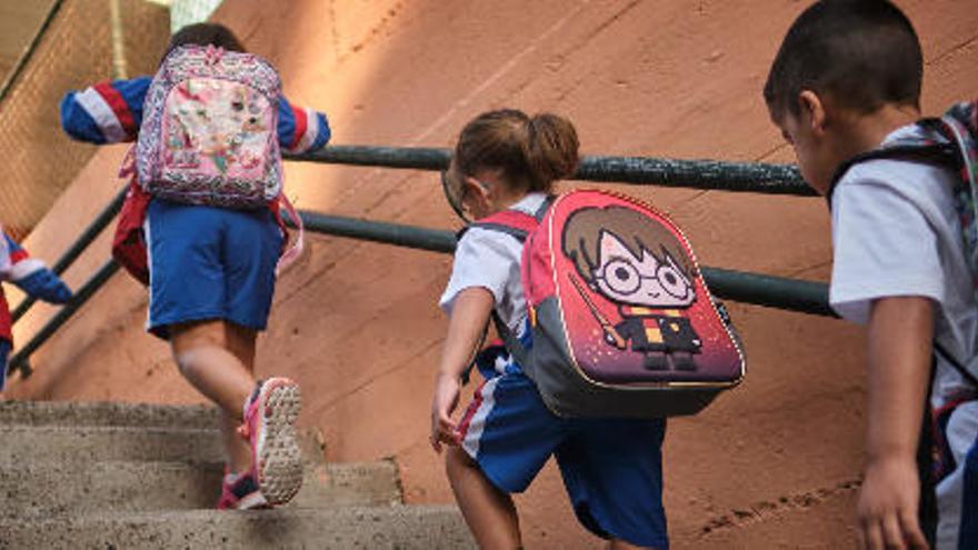 Varios niños acceden a su centro escolar en Tenerife.