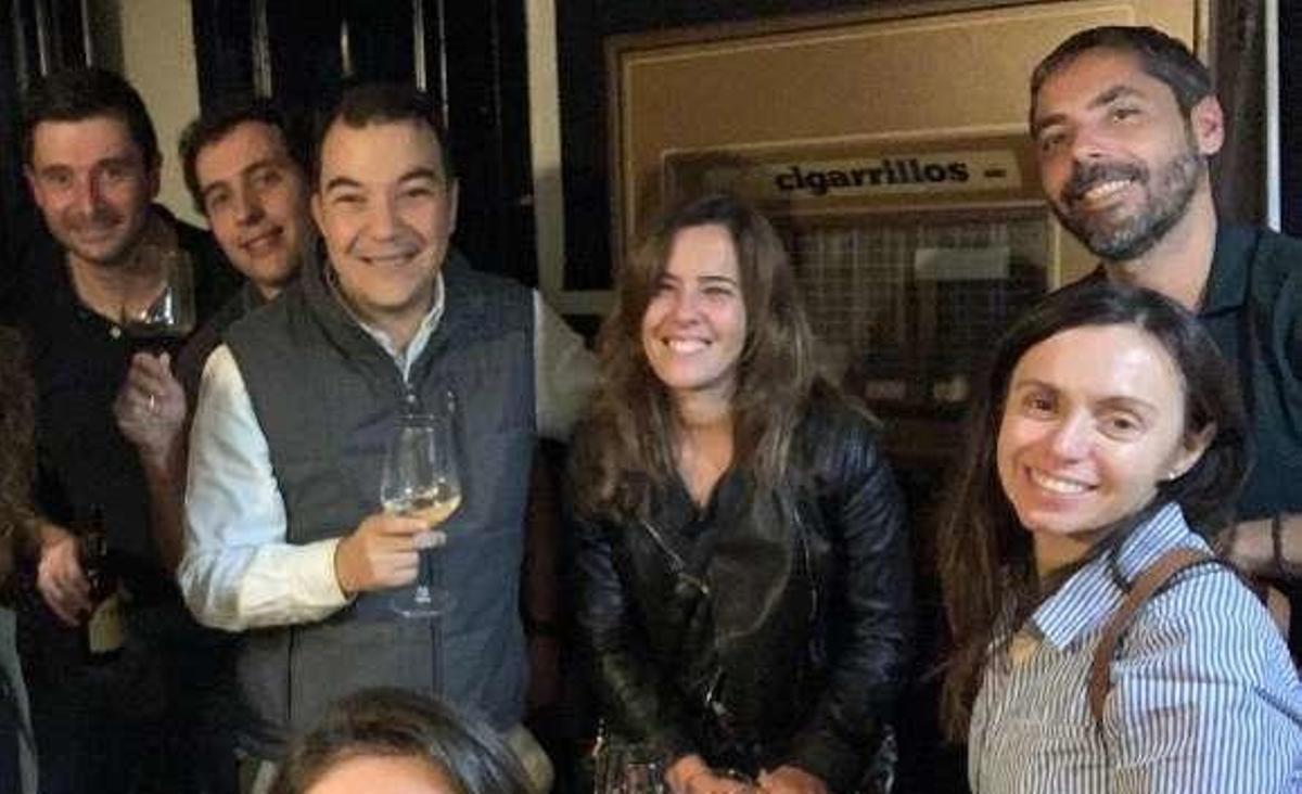 Algunos miembros tomando unos vinos en un local vigués. // FdV