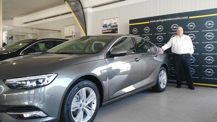 Francisco Jiménez, gerente de Autopremier Costa, posa con el nuevo Opel Insignia.