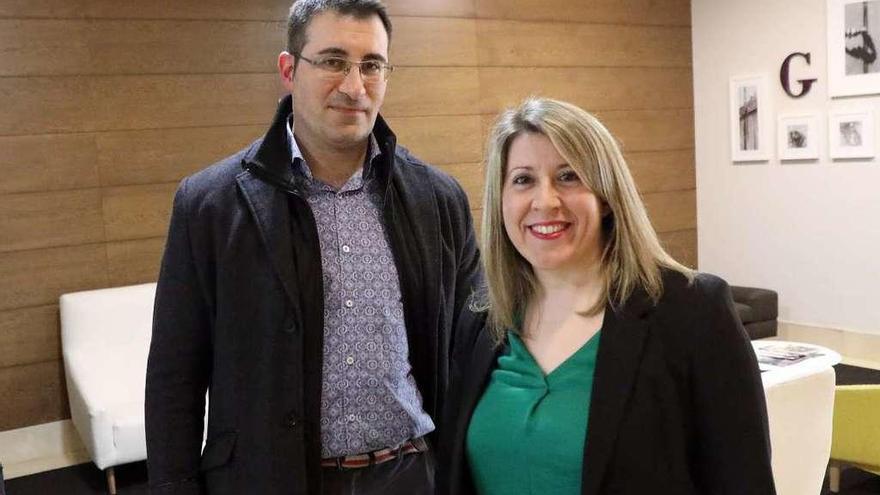 Carmen Santos y Juan Merlo, ayer en Santiago tras la rueda de prensa de la primera. // Xoán Álvarez