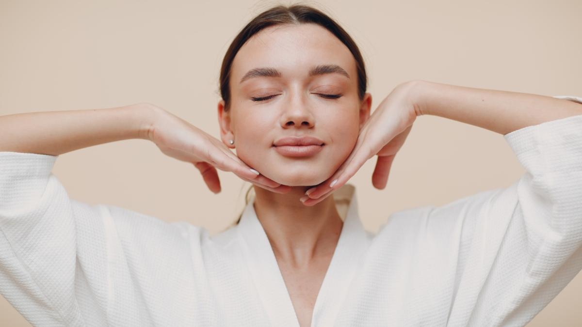 Chica haciendo fitness facial