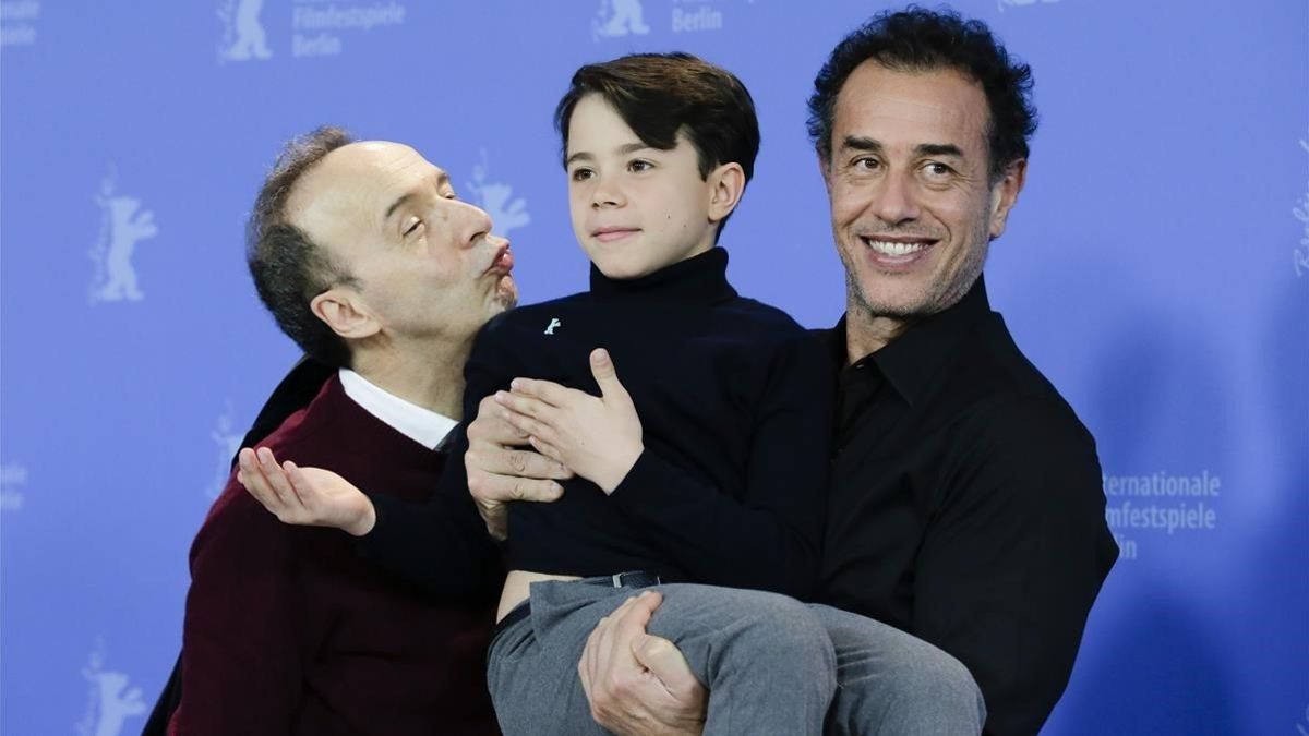 Roberto Benigni, Federico Ielapi y Matteo Garrone, tras la presentación de 'Pinocho' en Berlín