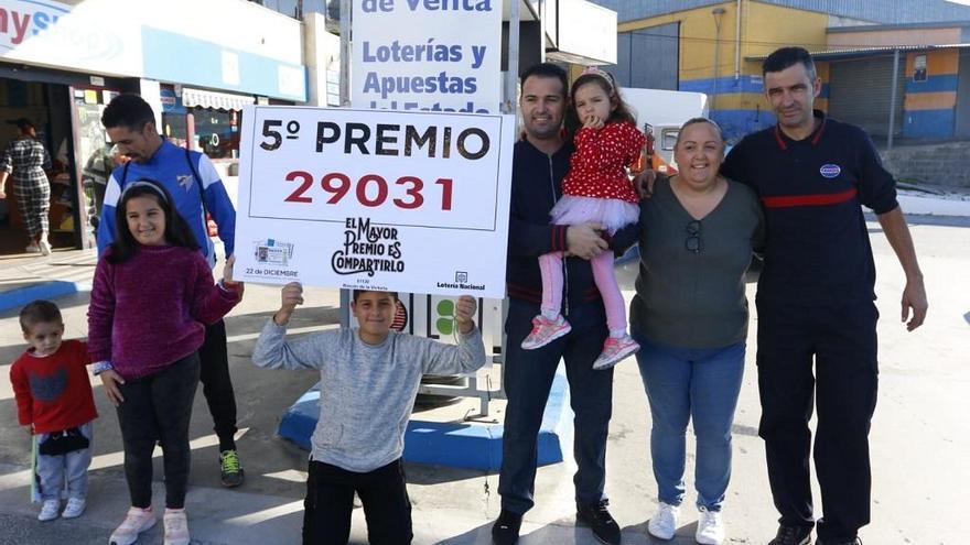 Los responsables de la gasolinera celebrando el premio