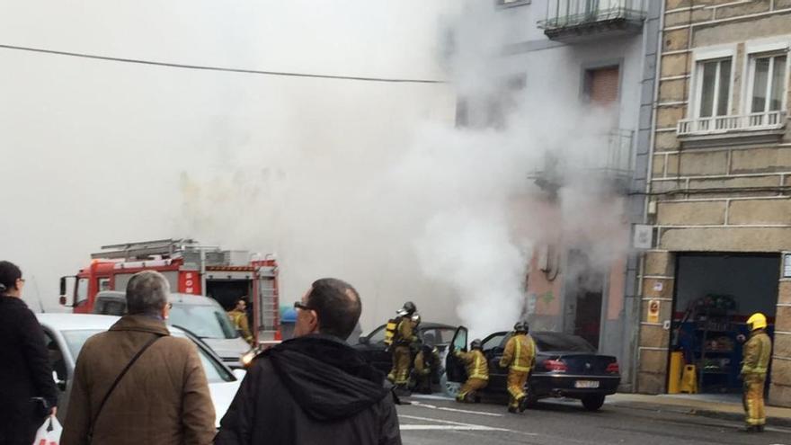 El vehículo ardiendo esta mañana en Francisco de Moure