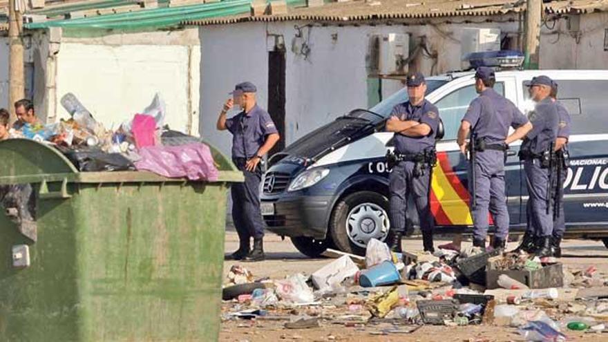 Agentes de la Policía Nacional en un anterior derribo.