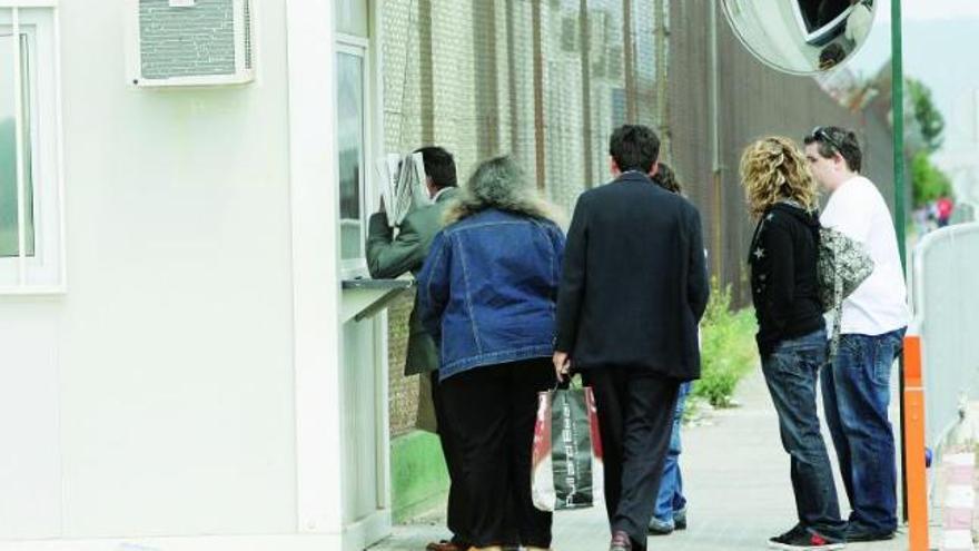 Los familiares de algunos policías detenidos acuden a la prisión de Alcalá Meco.