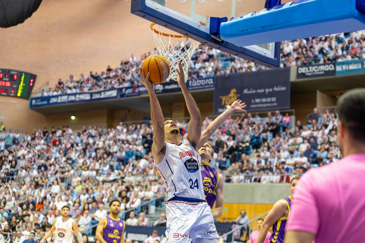 El Obradoiro arrasa en la 'guerra' con el Palencia El Obradoiro arrasa en la 'guerra' con el Palencia