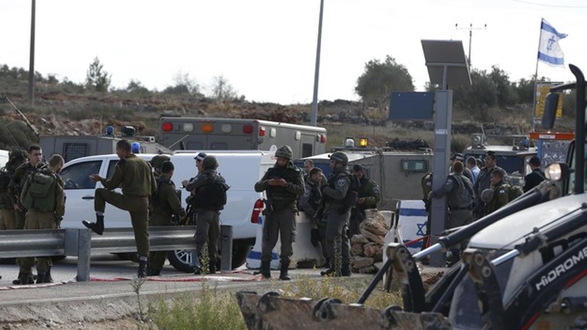 Las fuerzas de seguridad israelíes montan guardia en el lugar del supuesto intento de apuñalamiento en Tapuah.