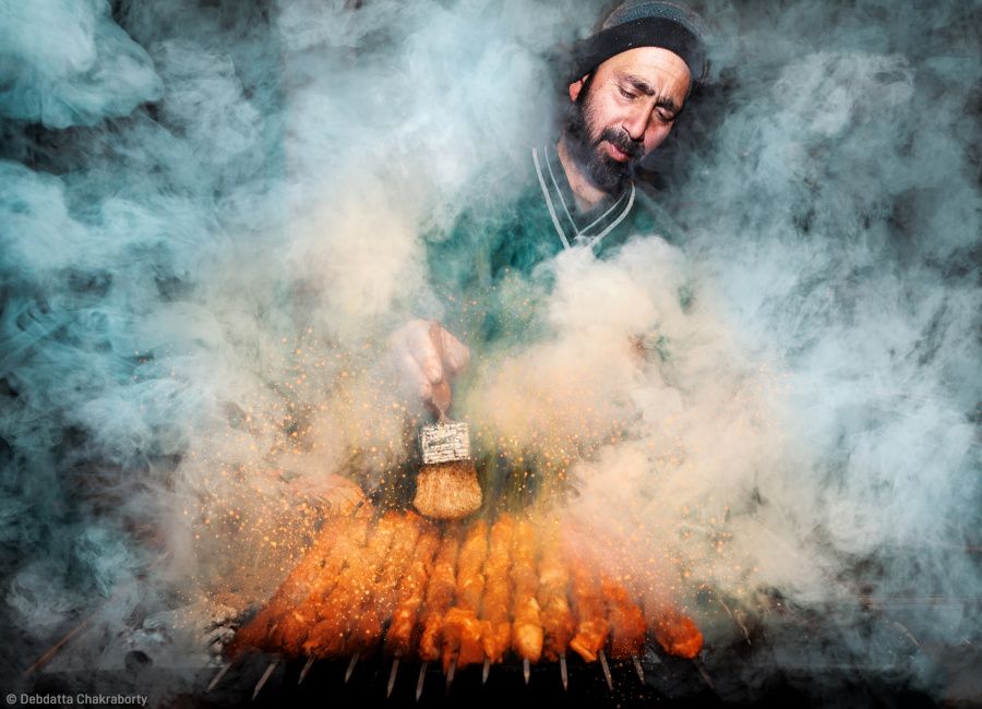 Una poderosísima imagen, Kebabiyana, del fotógrafo indio Debdatta Chakraborty, se ha alzado con el primer premio.