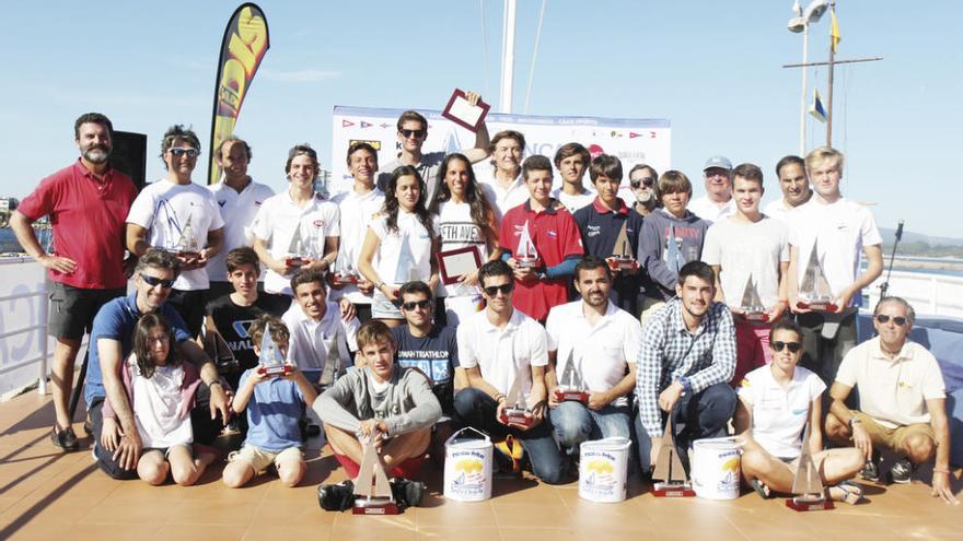 Foto de familia con los primeros clasificados de cada modalidad.