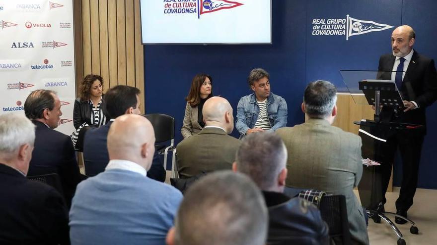 Antonio Corripio, durante su discurso de toma de posesión, con José Ramón Tuero, Beatriz Coto y Beatriz Álvarez a su lado.