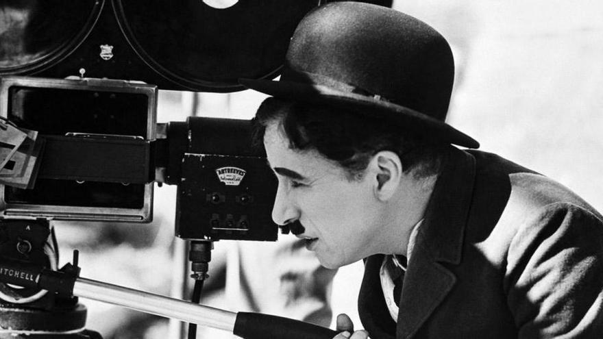 Chaplin, el hombre orquesta, en plena acción.