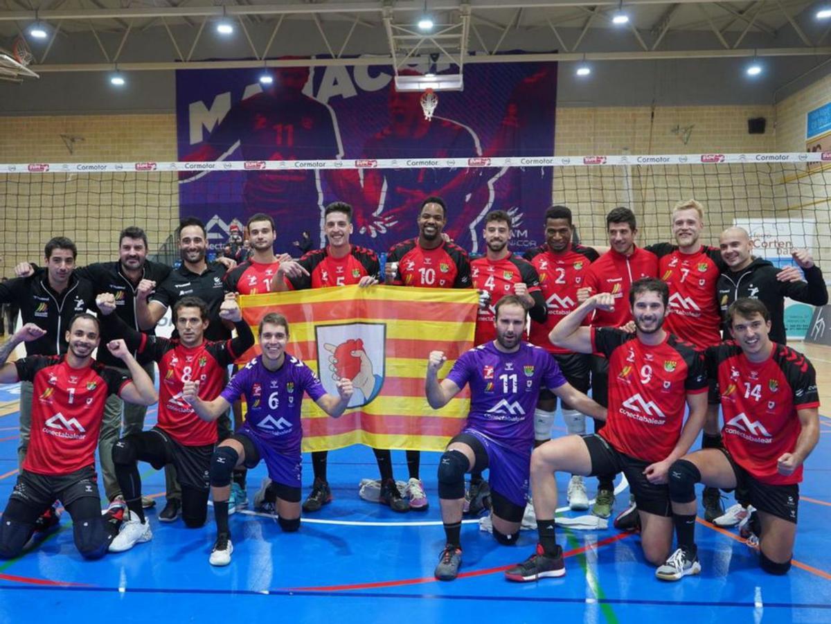 Piña de celebración en el ConectaBalear Manacor. | MATEU PASCUAL