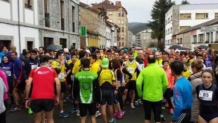 Participantes en Pravia poco antes de tomar la salida.