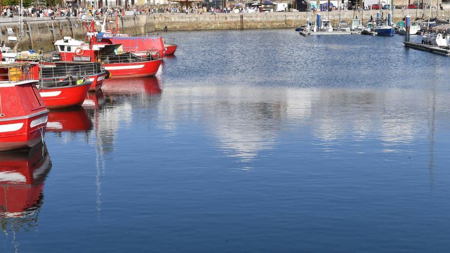 Aguas de la Dársena de A Coruña, en los muelles interiores de la ciudad.   | // VÍCTOR ECHAVE