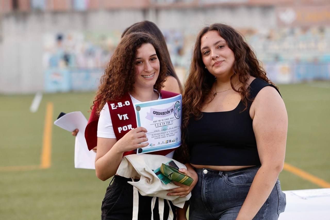 Las Palmeras homenajea a catorce estudiantes