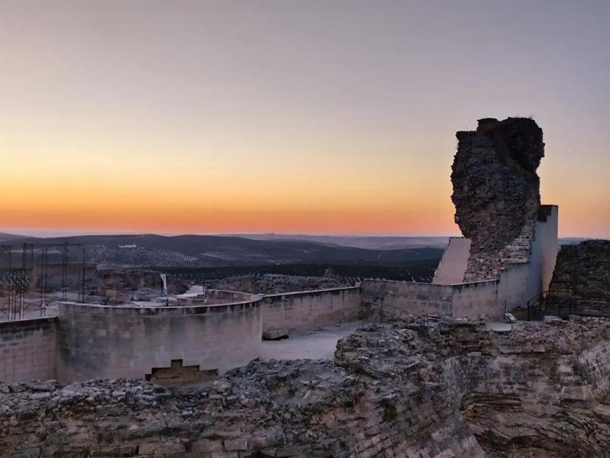 Los restos del castillo de Aguilar, al atardecer.