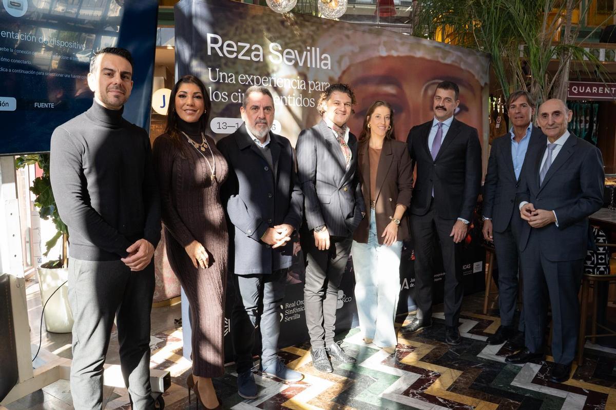 Representantes de la ROSS junto con los artistas invitados a "Reza Sevilla"