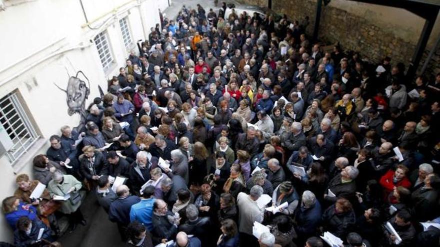 asamblea multitudinaria. Titulares de productos híbridos de Liberbank protagonizaron ayer una asamblea masiva en Oviedo, convocada por la asociación Adicae, para examinar la oferta de canje de la entidad.