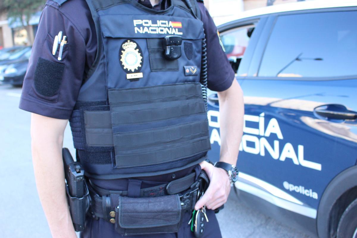 Detingut per abandonar el seu fill de tres anys en un cotxe durant quatre hores per anar a un prostíbul
