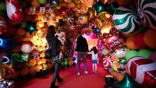 Un pueblo hecho de globos: el navideño regreso a Ibiza de la ciudad instantánea