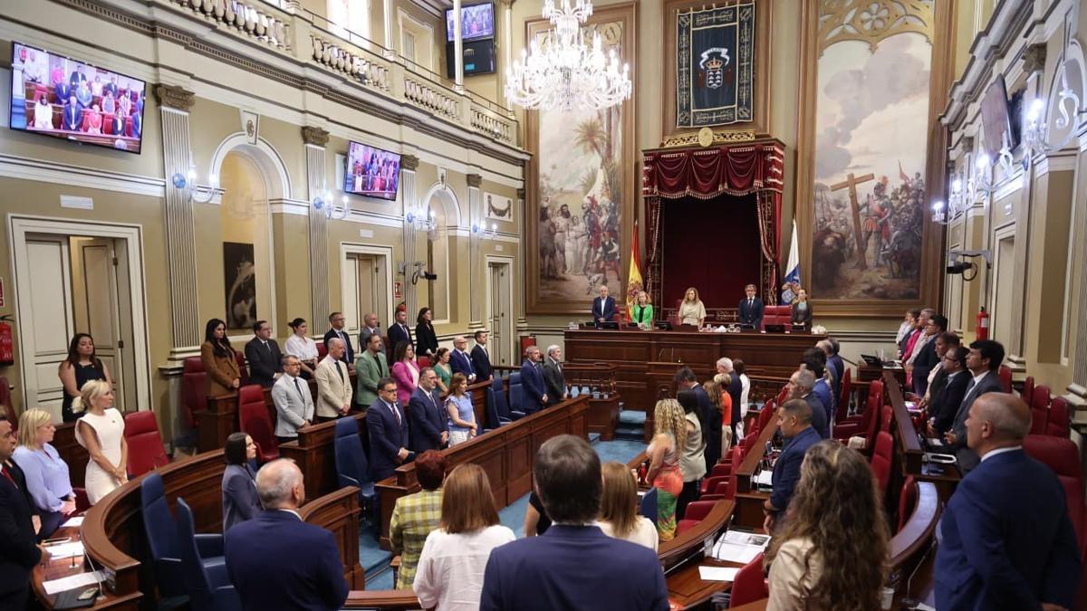 Minuto de silencio en el Parlamento de Canarias en homenaje a Venezuela.