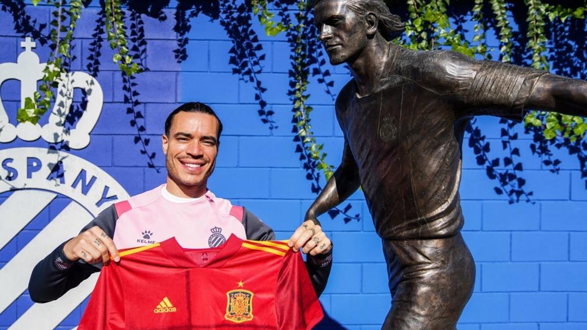 De Tomás, posando con la camiseta de la Selección