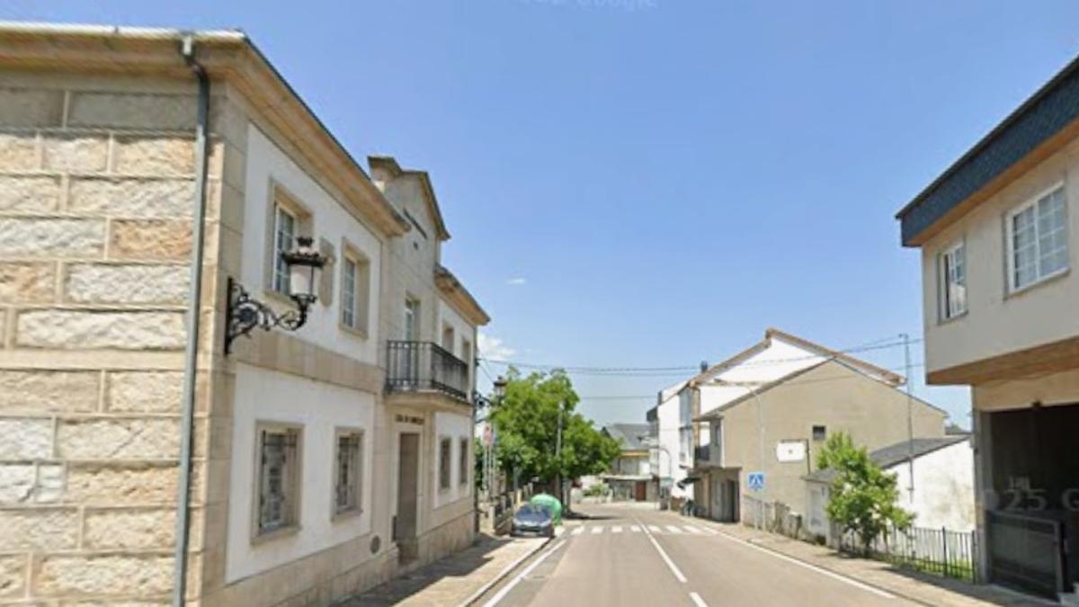 Casa consistorial de Manzaneda, a la izquierda de la imagen.