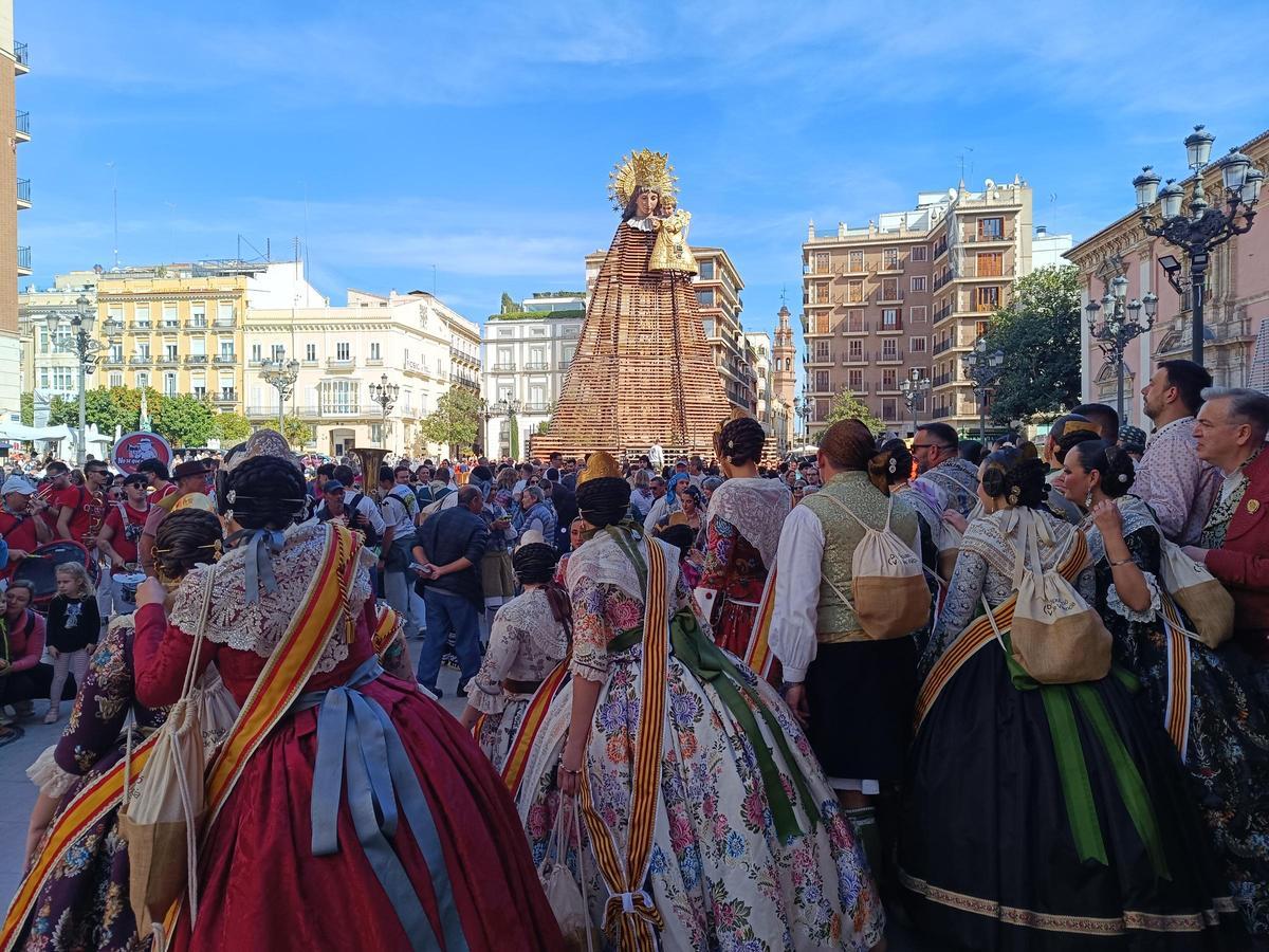 Una multitud ocupa la Plaza de la Virgen este jueves, 12 de marzo.