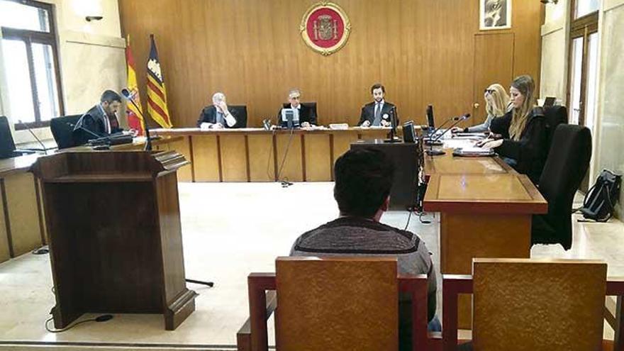 El condenado por intentar violar a su exmujer, ayer en la Audiencia de Palma.