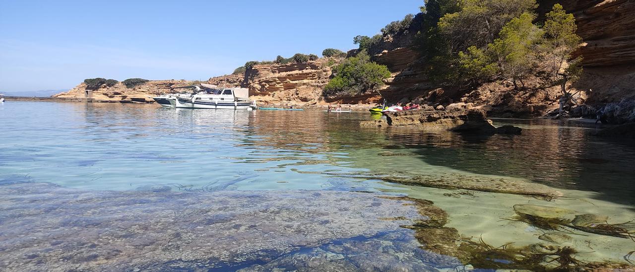 Bañistas de la zona de Cap de Farrutx denuncian que los barcos llegan hasta la orilla