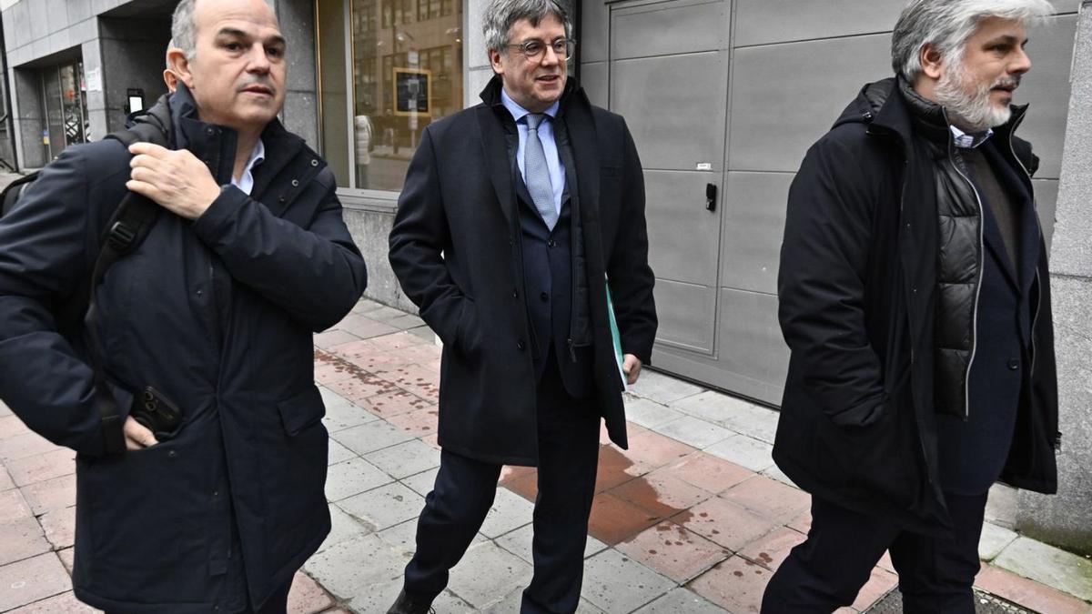 Jordi Turull, Carles Puigdemont i Albert Batet, a Brussel·les, dilluns. | ERIC LALMAND / EUROPA PRESS