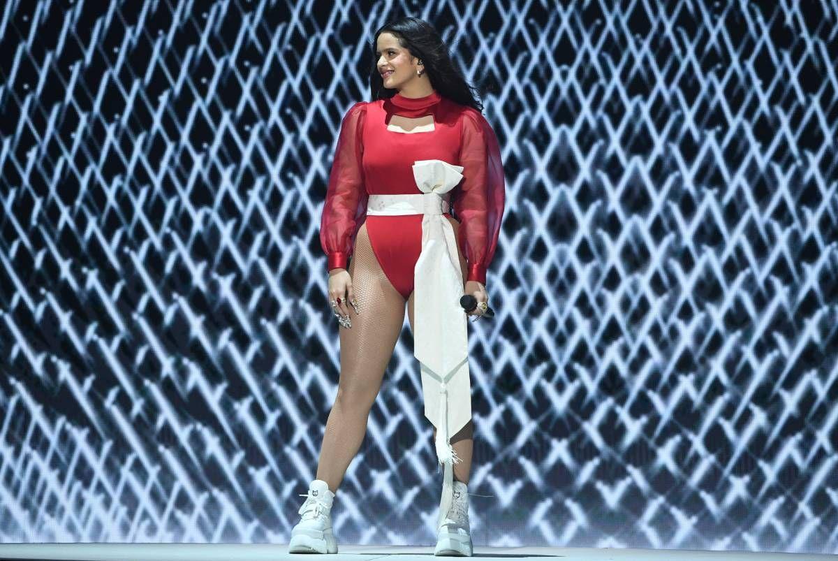 Rosalía durante su actuación en los Latin Grammy de 2019