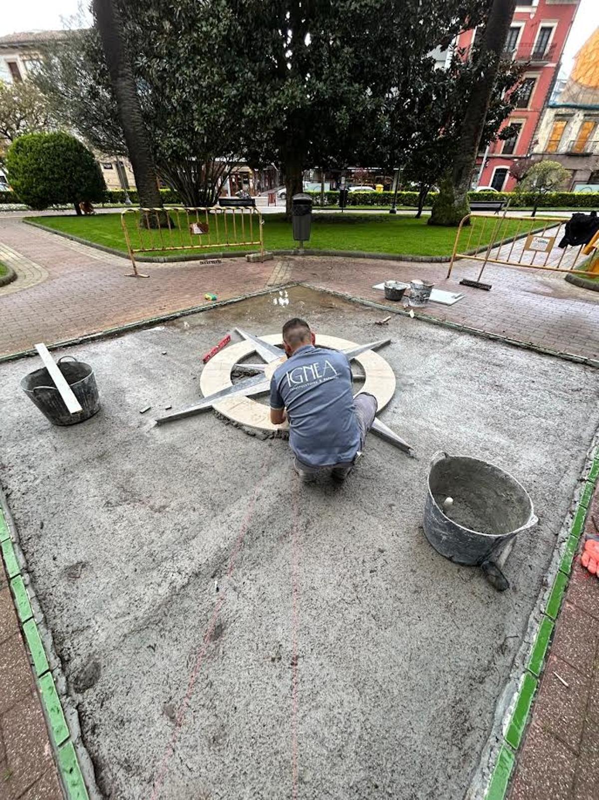 La instalación del mural en el parque Ballina.