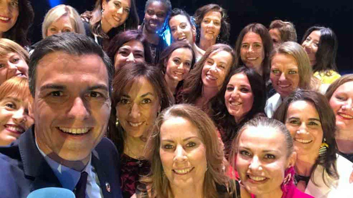 Este es el 'selfie' que hizo Pedro Sánchez en la Gala