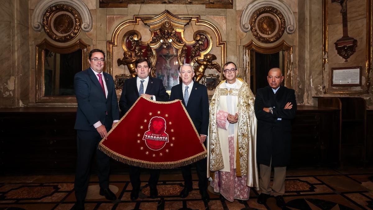 Reynaldo Benito, Fernando Ramiro y Artemio Echeverríbar hacen entrega del manto.